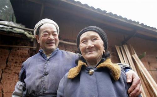 男子|男子隐居深山50年,为爱凿出6000级天梯,只为换妻子一个笑容