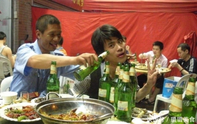 两块钱|两块钱一听的啤酒和十块钱一听的有什么区别?酒厂员工:很简单!