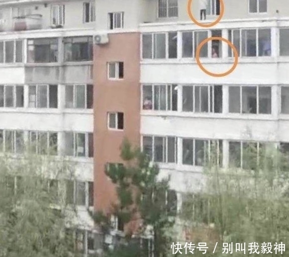 抢劫|男子对女学生割喉抢劫，围观群众选择漠视，无人上前制止