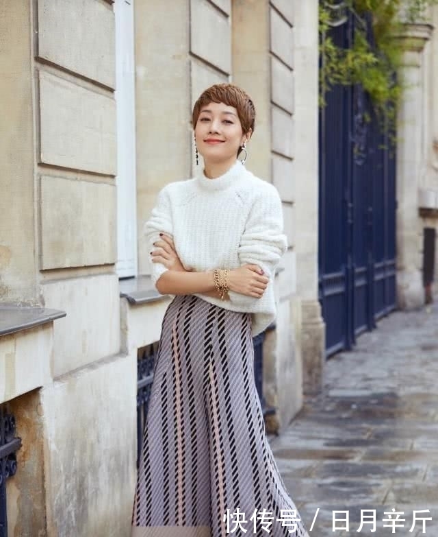  马伊|马伊琍简直是“气质女神”，墨绿色雪纺衫配半裙，尽显知性优雅感！