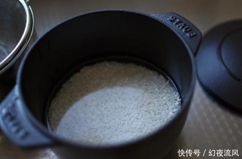 大米|蒸米饭别只放清水,多加2种东西,出锅后粒粒分明,米饭香喷喷的