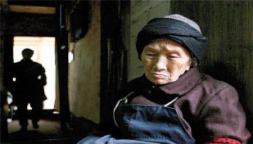 男子|男子隐居深山50年,为爱凿出6000级天梯,只为换妻子一个笑容