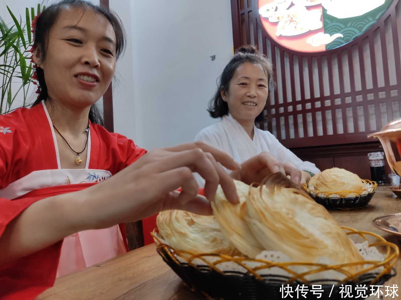 滨州|山东滨州：三美女穿汉服进羊汤店 狂吃千元烧饼