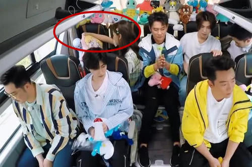 节目组|成员们在玩游戏,谁注意baby在干嘛难怪节目组不给单人镜头