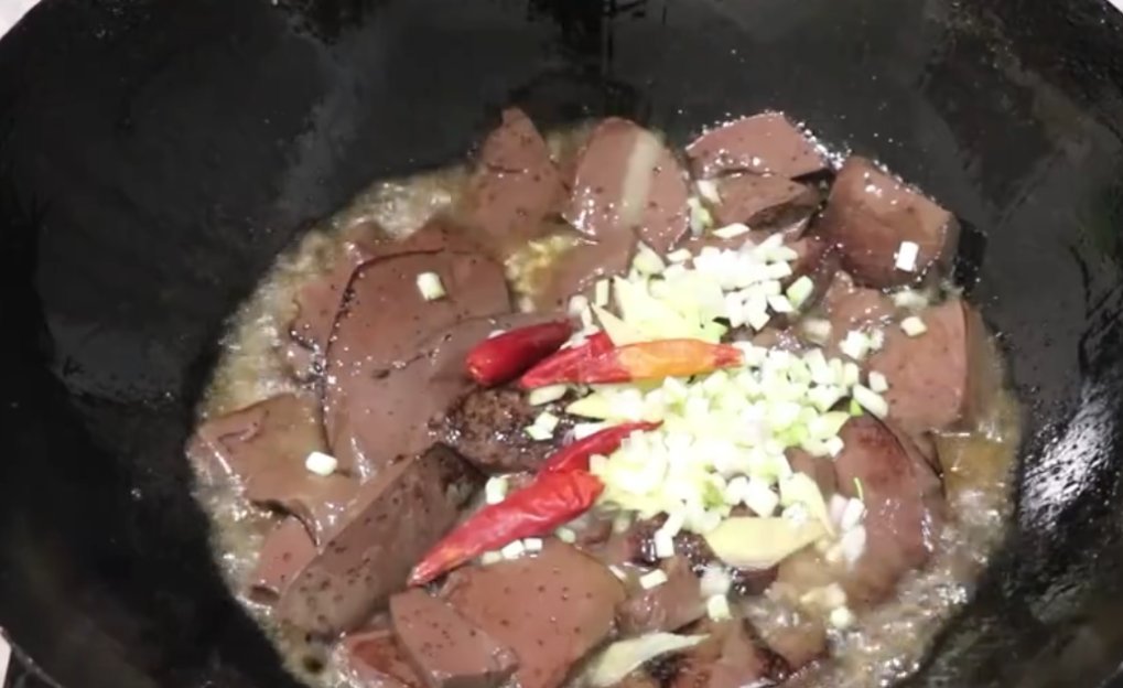 不错|猪血最美味的吃法,香辣美味,猪血Q弹爽滑,是一道不错的家常菜