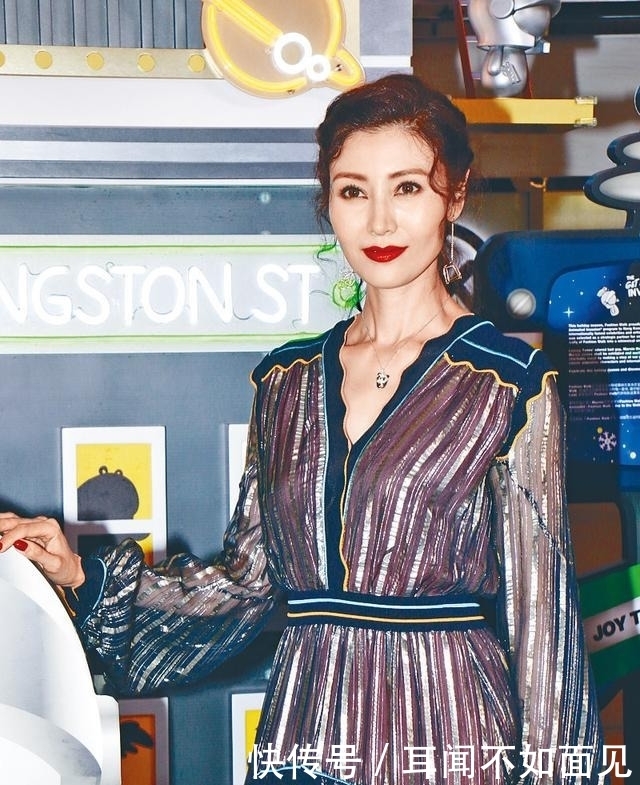 条裙子|李嘉欣怎么“老了”还变样了，穿紫色长裙好贵气，霸气气场全开