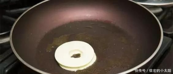  面粉|这才是煎饼果子最好吃的做法,煎饼香,果子酥,比外面卖的还好吃