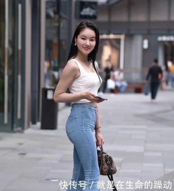 帅气|牛仔裤能更好地展现曲线美,彰显腿部线条,优雅干练又帅气