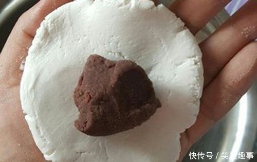  东北|东北的特色小吃“粘耗子”，您吃过吗？做法简单，让人百吃不厌