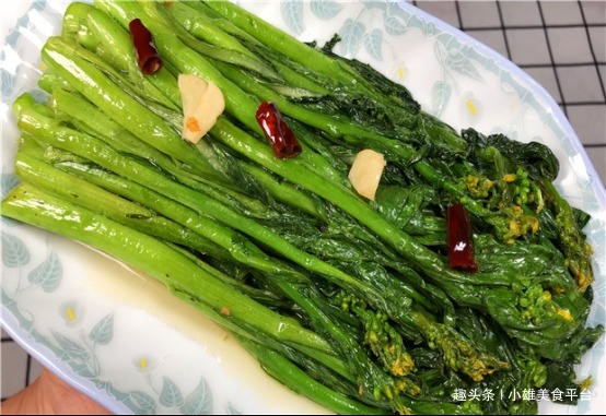  厨师|炒青菜，万万不要直接下锅！老厨师教我诀窍，青菜翠绿爽口不发黄