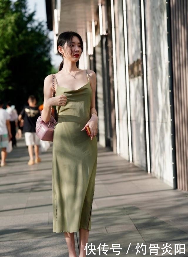柔美|175身高的小姐姐,穿细吊带连衣长裙,配上平底鞋更显高挑柔美