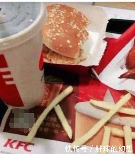 盘子|小伙一人去肯德基吃饭,中途想上厕所,一个做法服务员没收走盘子