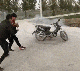 难道|搞笑GIF:这里面的难道是花生?我看着像,我回家带布袋!