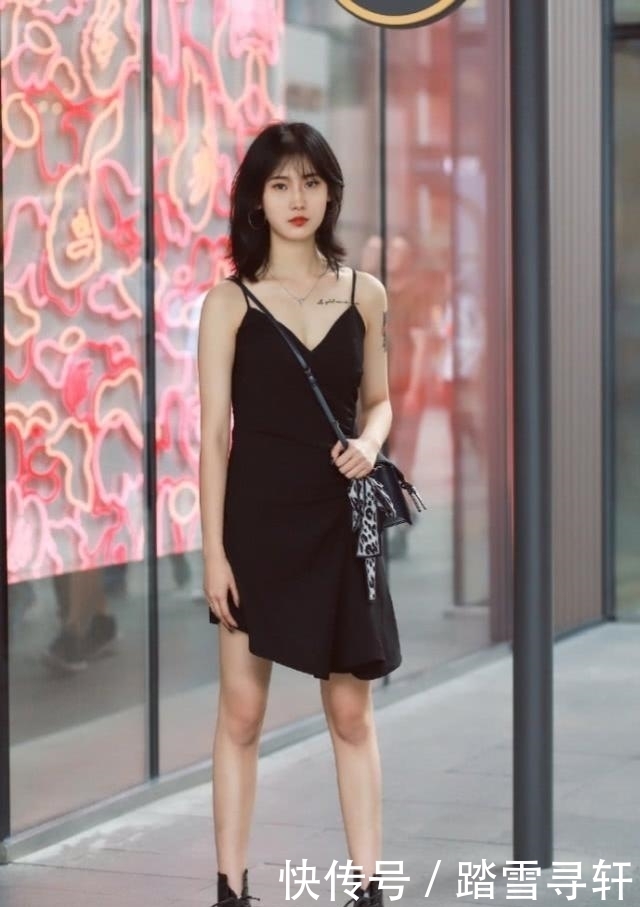 美女|街拍：黑色的连衣裙优雅大气，美女看起来很有气质与内涵