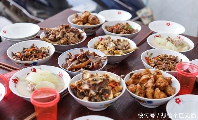 二伯母|亲戚来陪二伯过生日,二伯母做了9个菜招待,网友:朴实的农家菜