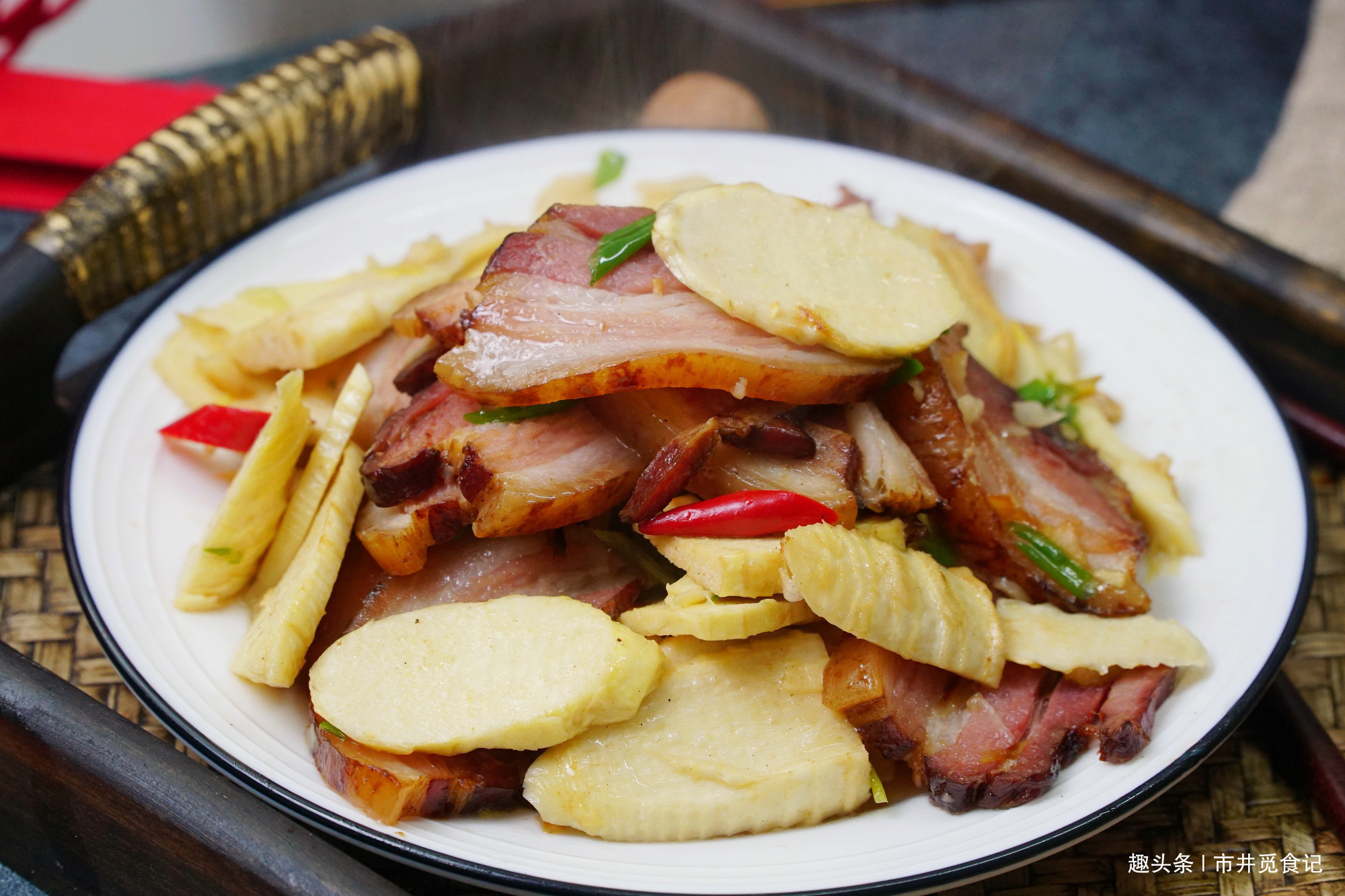  肥腻|炒腊肉时，万不能直接炒，否则又咸又肥腻，教你正确吃法