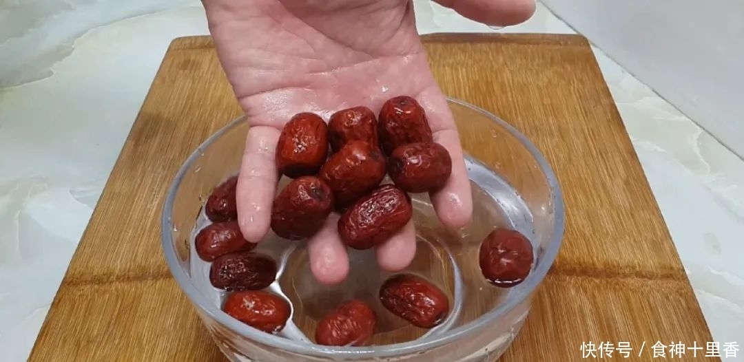 个个|糯米又出新吃法,加2把红枣,个个焦脆又软糯,出锅孩子抢着吃!