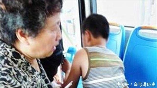老人|小学生给老人让座，书包忘拿起来，老人一把摔在地上，孩子哭了