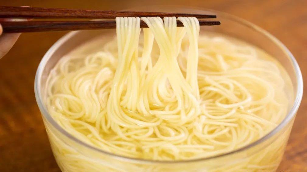 放过|只要2步就能复刻出面馆金牌酸汤，好喝到连一滴汤都不想放过！