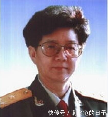  毛主席|她曾向毛主席献花，后成女少将，父亲官至副国级，两个哥哥是将军