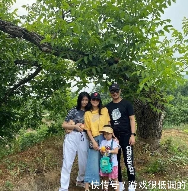 章子怡|章子怡最新全家福!15岁继女长成家里最美,穿得个性却没醒醒精致