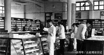  记录|老照片记录 五十年代女子杀猪的瞬间