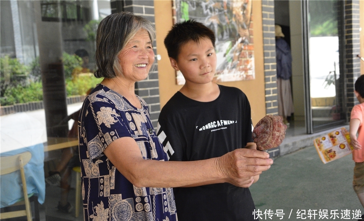 卖钱|7旬大妈做手工卖钱,中午啃个桃子当午饭,游客搞完价却少给5块钱