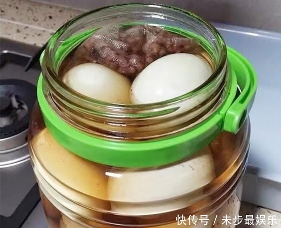  好吃|腌鸭蛋时,别只加盐了!多加这2味,个个入味,起沙流油,特好吃