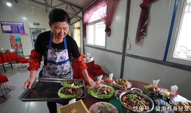 困惑|在东北吃饭的困惑，小伙点两个菜要吃一天，只因东北菜太豪气了