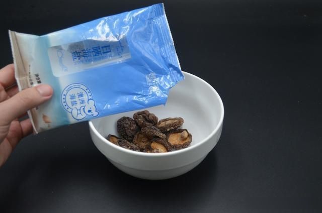 香菇|泡发香菇不用直接加水,多做一步,香菇泡得又大又干净,涨知识了