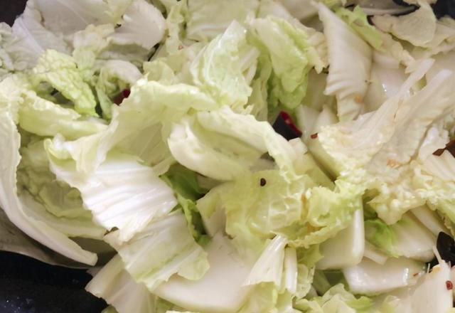 技巧|白菜炖粉条,掌握1招小技巧,粉条不粘不成坨,根根分明更爽滑