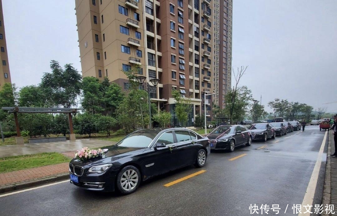 组队|大爷大妈组队拦婚车要红包，司机：专挑好日子等在路边