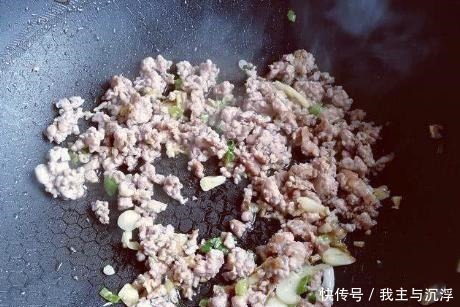 茄子|东北烧茄子地道做法,掌握1点技巧,不费油还省时,茄子香软清爽