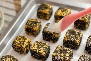 做法|南瓜饼别再用油煎了,换一个新做法,外酥里嫩,大人孩子都爱吃!