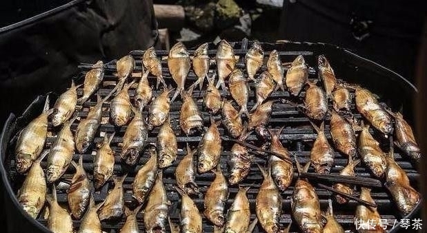 非洲|非洲黑人农村集市里卖的食物,国人大都不敢吃