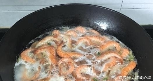 放一些|水煮虾时，有人放盐有人放醋，都不对，应该加点它，虾肉鲜嫩无腥味