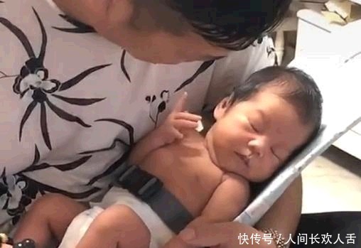  糟老头子|姥爷抱娃反被娃“嫌弃”火了，萌娃内心：这个糟老头子坏得很