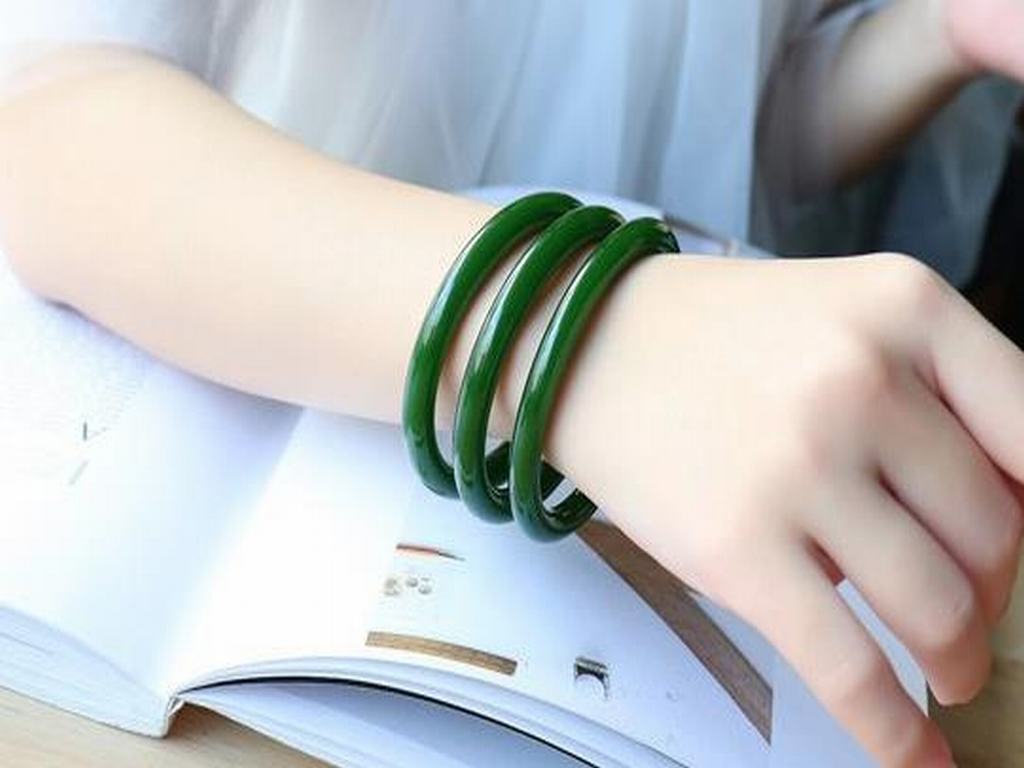 冰底菠菜绿|俄碧的颜色种类有哪些？诉说它的“青春碧玉”的颜色