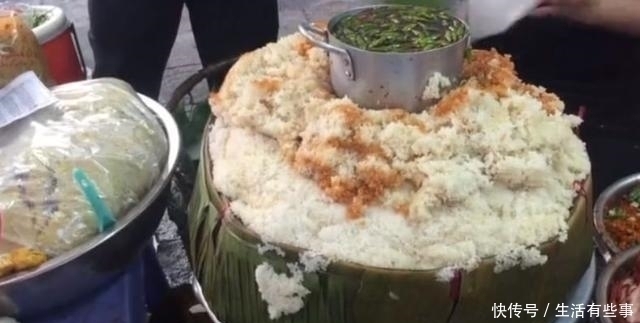 街头|女子街头巧卖米饭30元一份每天100份不够卖顾客好吃