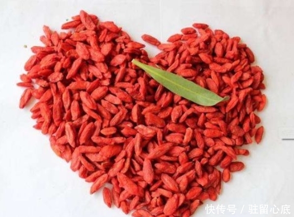 配上|枸杞配上它,大肚子没了,失眠好了!女人不想满脸皱纹,不妨试试