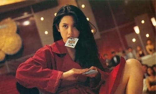  王晶|被王晶发掘时才读大二，拍3部电影狂捞31亿，今成“最美晶女郎”！