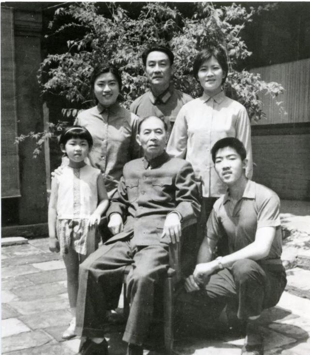 妻子|她不识字还裹脚,靠一招让民国大文豪唯命是从,躲避情人一生不见