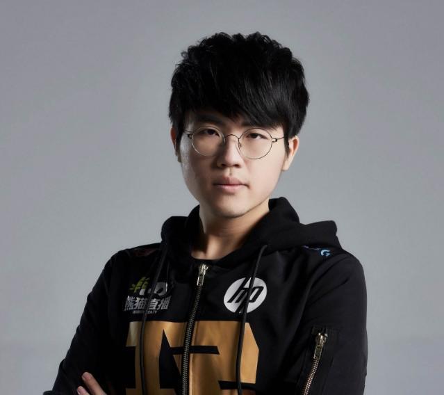 文森特|文森特带妹撞车姿态!妹子向姿态示爱遭拒绝,粉丝: 阿特要吃醋了