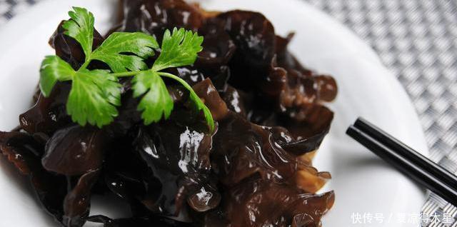 油锅|炒木耳,记得不能直接下油锅,大厨教我小窍门,木耳不炸锅更安全