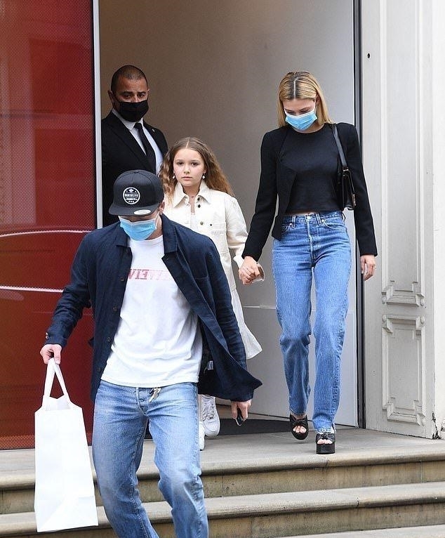  打扮|小贝大儿子与未婚妻逛街，小七打扮很成熟，手牵准嫂子关系融洽