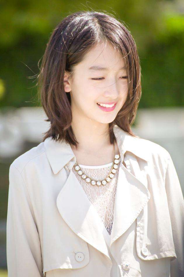  气质|周冬雨气质绝了, 连红配绿都能驾驭, 时尚感普通人比不了