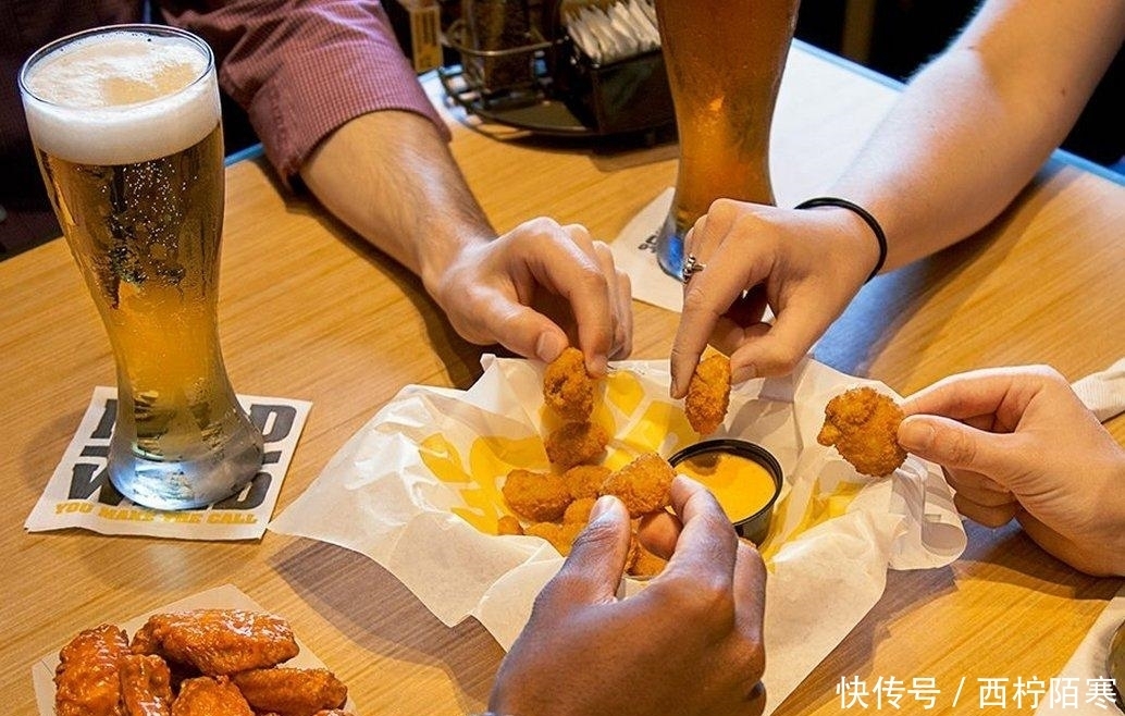 该男士|男子下楼接外卖,不料被外卖员拿刀狂砍致伤,小哥:让你点外卖!