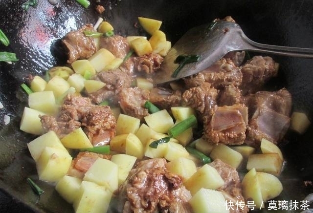 米饭|排骨别再炖了!这样做1锅排骨软烂米饭喷香,上桌吃精光,太香了