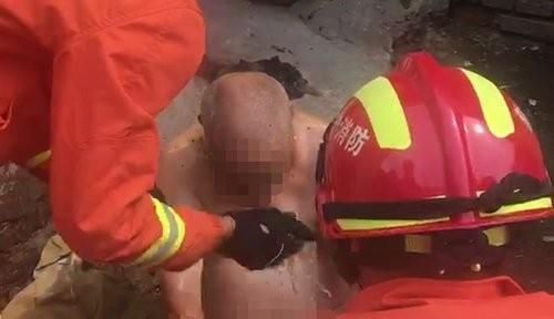  掉入|西丰8旬老人不慎掉入粪坑，消防到场帮助脱困