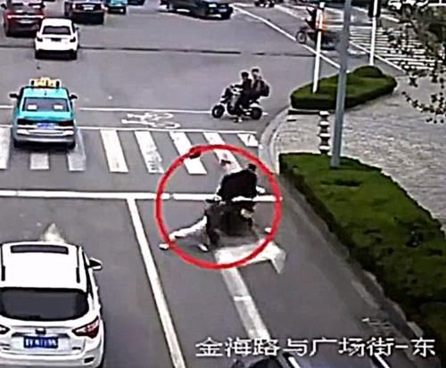 电动车|违章电瓶车撞上违规女子，这事儿该怎么判电动车整治势在必行